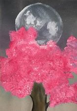 Rosa Baum vor schwarzem Mond