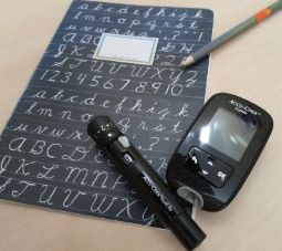 Das Blutzuckergerät und der Pen gehören bei einem an Diabetes erkrankten Schüler zum Unterrichtsalltag.
