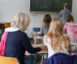 Foto: Eine Schulbegleiterin unterstützt eine Schülerin