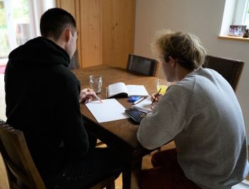 Foto: Hausunterricht durch eine Lehrkraft der Stammschule